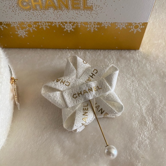 CHANEL Beaute’ Cosmetic Bag - Picture 9 of 10